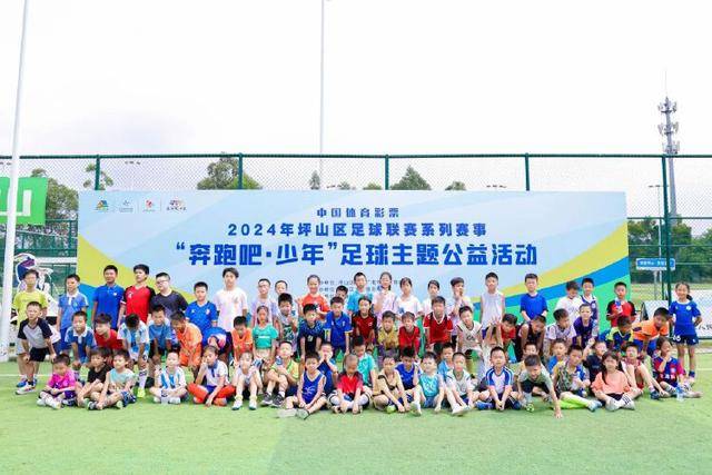 中秋晚会主持人表现失常引热议，观众直呼出戏